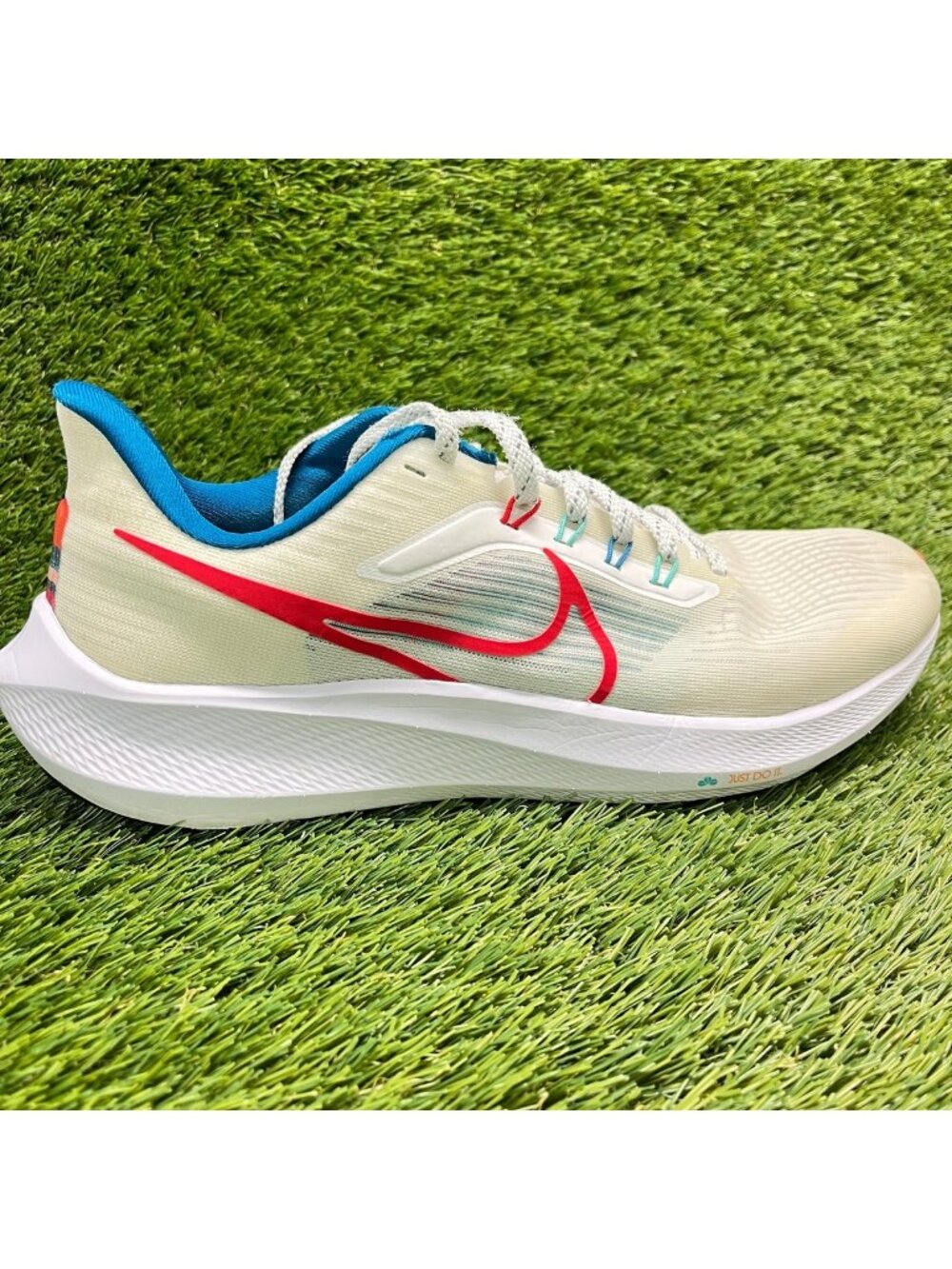 Nike Air Zoom Pegasus 39 Mens Size 10 White Red Athletic Running Shoes Sneakers